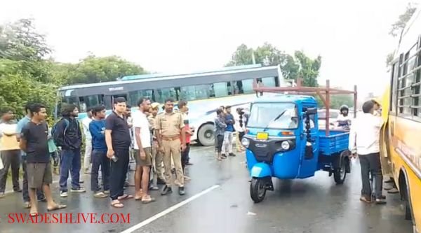 Speed ​​wreaks havoc in Basti: School bus hit by private bus