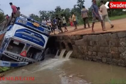 Sugar-laden truck overturns on narrow bridge in Pakhanjore