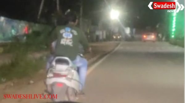 Video of romance on a scooter on the streets of Kanker goes viral, know why