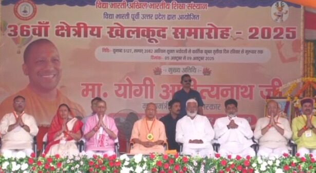 Jhansi: CM Yogi Adityanath inaugurated the convention center and honored the children.