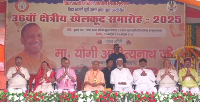 Jhansi: CM Yogi Adityanath inaugurated the convention center and honored the children.
