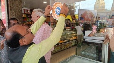 MLA Bhagwandas Sabnani interacted with shopkeepers by conducting awareness walk for 'Swadeshi in every home, Swadeshi in every home'.