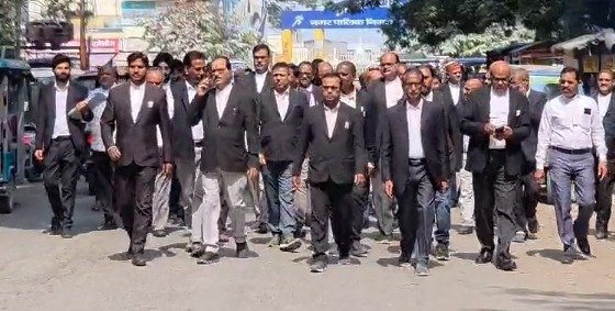 Ambikapur: Advocates' Association opens front against district administration, starts pen down protest