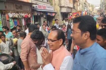 Union Agriculture Minister Shivraj Singh Chauhan did public relations in Vidisha and wished people a Happy Diwali.