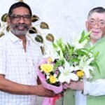 Governor Santosh Kumar Gangwar reached the Chief Minister's residence and invited CM Soren to his son's wedding ceremony.
