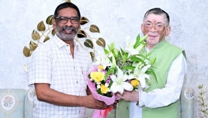 Governor Santosh Kumar Gangwar reached the Chief Minister's residence and invited CM Soren to his son's wedding ceremony.