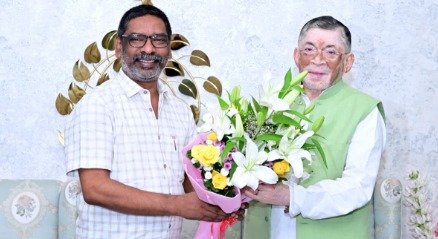 Governor Santosh Kumar Gangwar reached the Chief Minister's residence and invited CM Soren to his son's wedding ceremony.