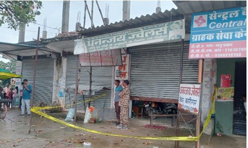 Balrampur: Theft worth lakhs from Dhananjay Jewellers, thieves stole gold and silver