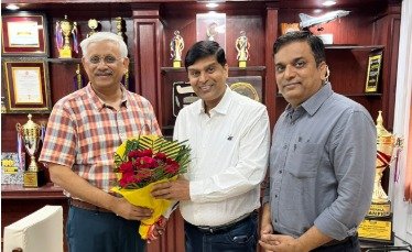 Dr. A.K. Dwivedi, Executive Council member of Devi Ahilya University, who returned from London, was honored at the university.