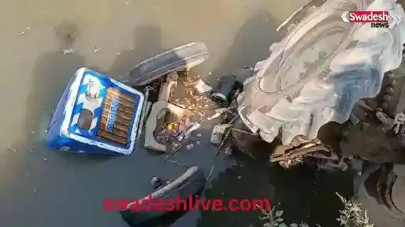 Firozabad: Major accident on Raina Road, tractor loaded with cement and gunpowder falls into drain