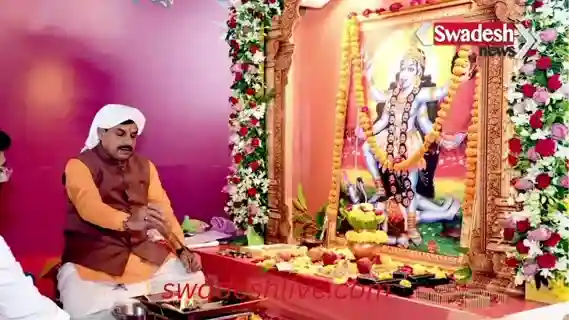 Bhopal: CM Dr. Yadav performed Vijayadashami puja at his residence, including special prayers for Goddess Kali, and also offered prayers to weapons and vehicles.