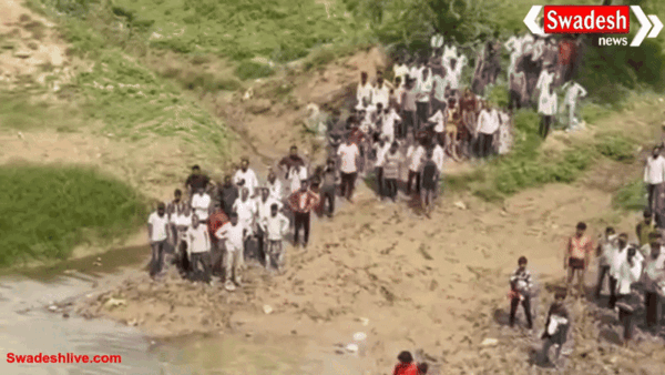 उज्जैन में चंबल नदी हादसा: ट्रैक्टर-ट्रॉली पलटी, दो बच्चों की मौत, एक लापता