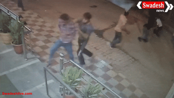 आगरा में होटल के बाहर युवकों को पीटा, VIDEO वायरल: होटल से बाहर खींचकर लात-घूसे मारे