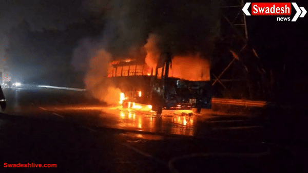 बुलंदशहर में नेशनल हाईवे 34 पर दौड़ती बस बनी आग का गोला, यात्रियों ने चतुराई से बचाई जान