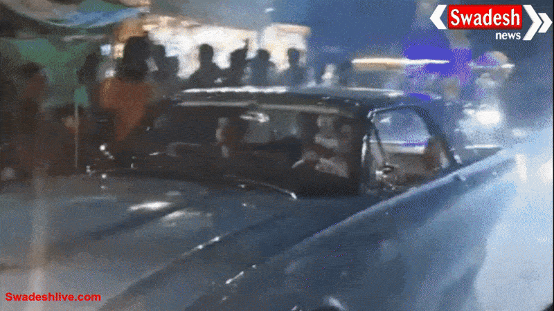 ग्वालियर में सिंधिया का शाही अंदाज: थंडरबर्ड विंटेज कार चलाते दिखे