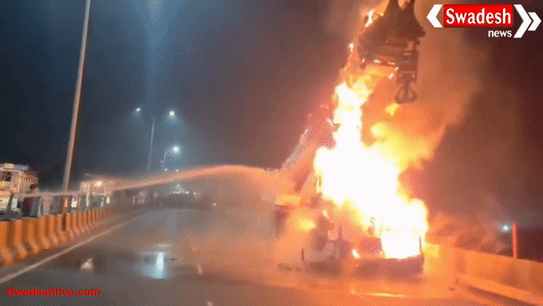 हापुड़ हाइवे पर हाइड्रा में भीषण आग, चालक ने कूदकर बचाई जान