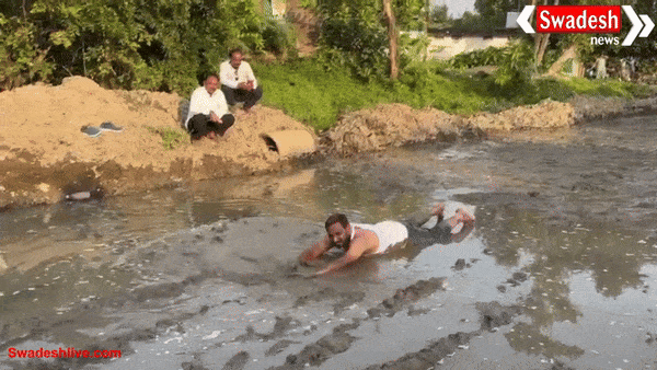 नेपानगर में पार्षद पति ने नाले के विरोध में किया अनोखा प्रदर्शन