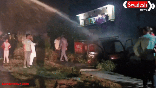 सूरजपुर: सड़क किनारे खड़ी वाहन में लगी आग, मचा हड़कंप