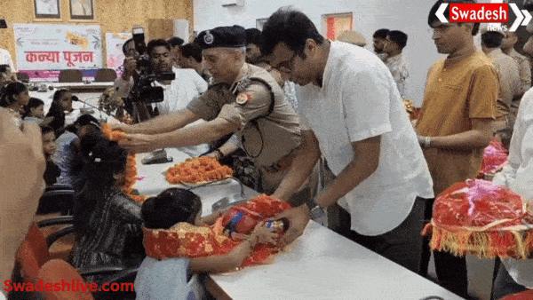 आगरा में नवरात्रि नवमी पर 21 कन्याओं का सम्मान, फूलों की वर्षा और चुनरी ओढ़ाकर प्रशासन ने किया स्वागत