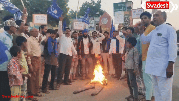 वकील द्वारा बाबा साहब अंबेडकर पर अभद्र टिप्पणी के विरोध में संपूर्ण बहुजन समाज ने पुतला दहन किया