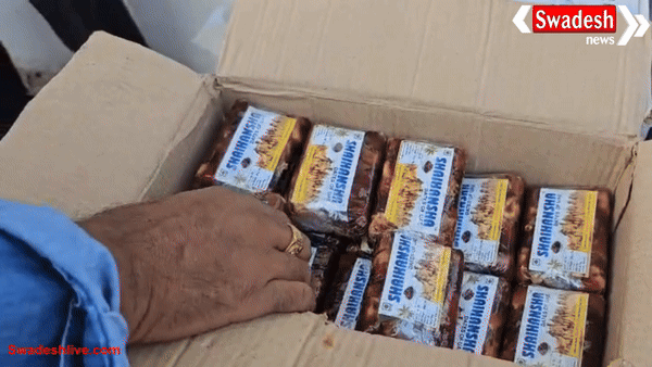 गोरखपुर में फूड विभाग की बड़ी कार्रवाई: संदिग्ध खजूर और ब्रेड के बीच छुपाकर लाई जा रही नमकीन की खेप जब्त