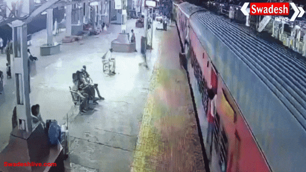 खंडवा रेलवे स्टेशन पर चलती ट्रेन से गिरते युवक को आरपीएफ जवान ने सेकंडों में बचाया, वीडियो हुआ वायरल