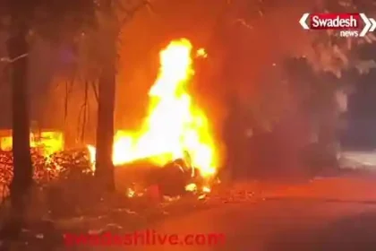 Raipur: Parked car catches fire in Daldal Seoni area, panic ensues