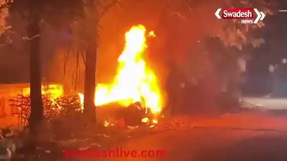 Raipur: Parked car catches fire in Daldal Seoni area, panic ensues