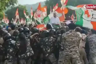 Kanker: Slogans of 'Electricity thieves leave the throne', Congress surrounds the Collectorate, police use water cannons