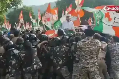 Kanker: Slogans of 'Electricity thieves leave the throne', Congress surrounds the Collectorate, police use water cannons