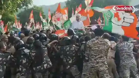 Kanker: Slogans of 'Electricity thieves leave the throne', Congress surrounds the Collectorate, police use water cannons