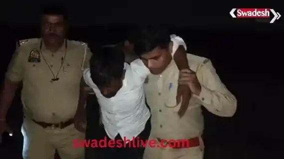 Encounter in Pratapgarh: A vicious robber was shot in the leg in police retaliation, two accused arrested.