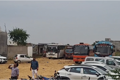 Illegal bus business is in full swing at Sonauli border.