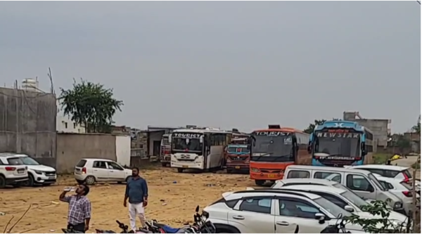 Illegal bus business is in full swing at Sonauli border.