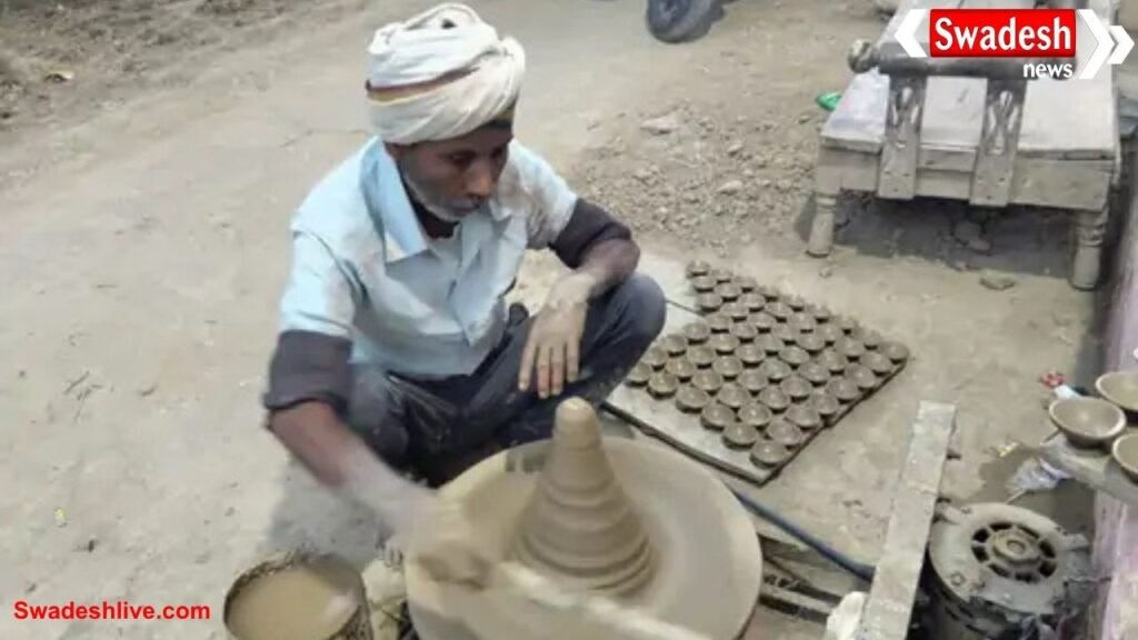 आगरा में मिट्टी के दीयों की तैयारी जोरों पर, कारीगरों को उम्मीद है बिक्री बढ़ेगी