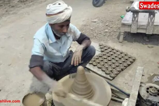 आगरा में मिट्टी के दीयों की तैयारी जोरों पर, कारीगरों को उम्मीद है बिक्री बढ़ेगी