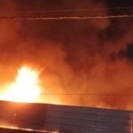 ग्वालियर में कबाड़ गोदाम में भीषण आग: प्लास्टिक जलने से 20 फीट ऊंची उठीं लपटें, आसपास के घरों में आई दरारें