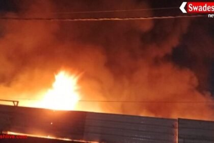 ग्वालियर में कबाड़ गोदाम में भीषण आग: प्लास्टिक जलने से 20 फीट ऊंची उठीं लपटें, आसपास के घरों में आई दरारें