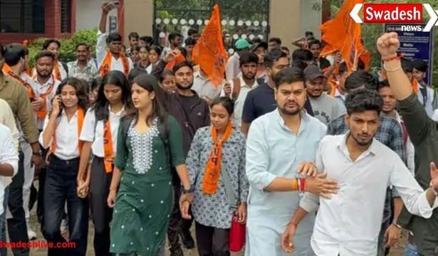 आगरा यूनिवर्सिटी में विवाद: एबीवीपी ने कुलसचिव को सौंपा ज्ञापन, प्रोफेसर पर लगे आरोपों की जांच की मांग