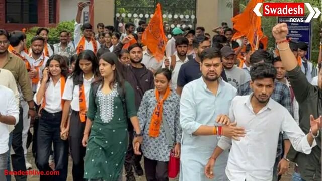 आगरा यूनिवर्सिटी में विवाद: एबीवीपी ने कुलसचिव को सौंपा ज्ञापन, प्रोफेसर पर लगे आरोपों की जांच की मांग