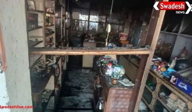 आगरा में कॉस्मेटिक और किराना की दुकान में आग, 15 लाख रुपये का नुकसान