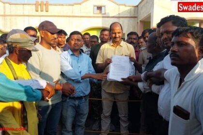 बलरामपुर: पण्डो जनजाति ने तहसील कार्यालय घेरा, भूमि हेराफेरी के आरोप में ज्ञापन सौंपा