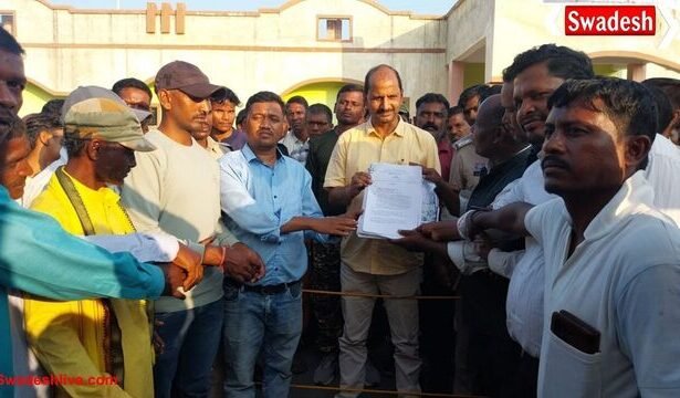 बलरामपुर: पण्डो जनजाति ने तहसील कार्यालय घेरा, भूमि हेराफेरी के आरोप में ज्ञापन सौंपा