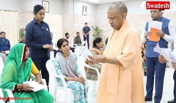 CM योगी आदित्यनाथ ने की जनता दर्शन की बैठक, हर पीड़ित की समस्या का तुरंत समाधान देने के दिए निर्देश
