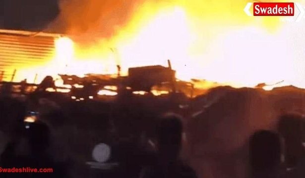 आगरा में कबाड़ के गोदाम में लगी आग, दमकल की टीम ने किया काबू पाने का प्रयास