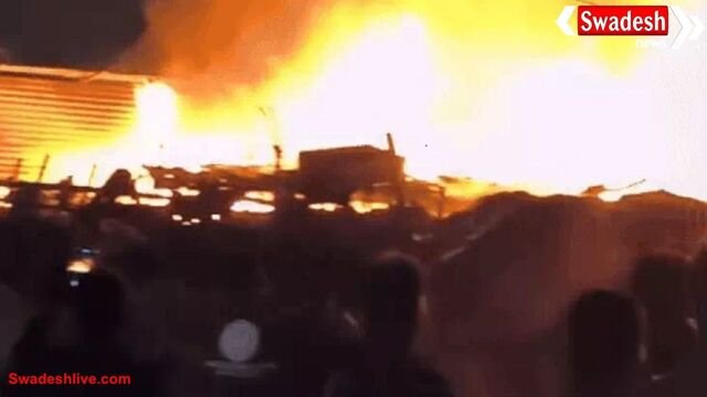 आगरा में कबाड़ के गोदाम में लगी आग, दमकल की टीम ने किया काबू पाने का प्रयास