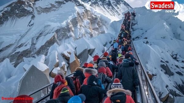 बर्फीले तूफान की वजह से माउंट एवरेस्ट में फंसे करीब 1,000 पर्वतारोही, बचाव कार्य जारी