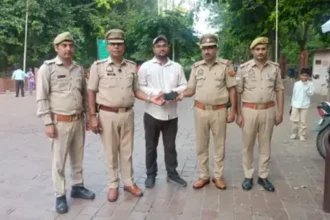 ताजमहल में खोया मोबाइल और बच्ची, पुलिस ने दोनों को सुरक्षित ढूंढा – पर्यटकों ने जताया आभार