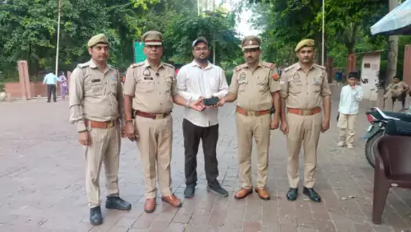 ताजमहल में खोया मोबाइल और बच्ची, पुलिस ने दोनों को सुरक्षित ढूंढा – पर्यटकों ने जताया आभार