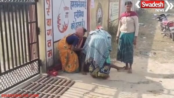 सूरजपुर: अस्पताल के बाहर प्रसव, ताला लटका रहा, कार में हुआ बच्चे का जन्म